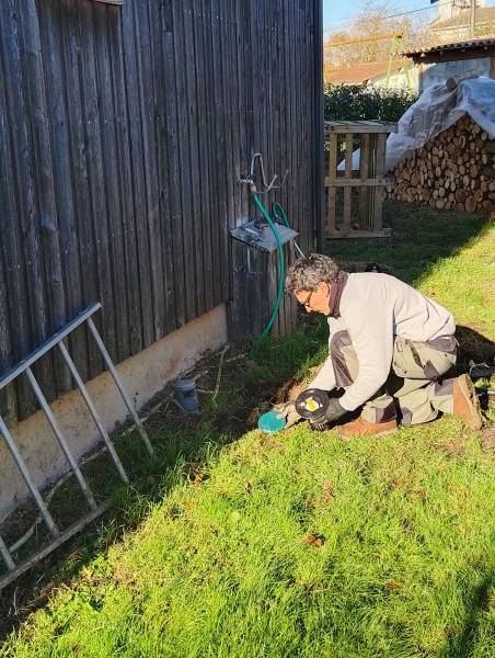 Qui peut réaliser l'installation de pièges anti termites dans le jardin d'une maison de Villefranche du Périgord, en Dordogne?